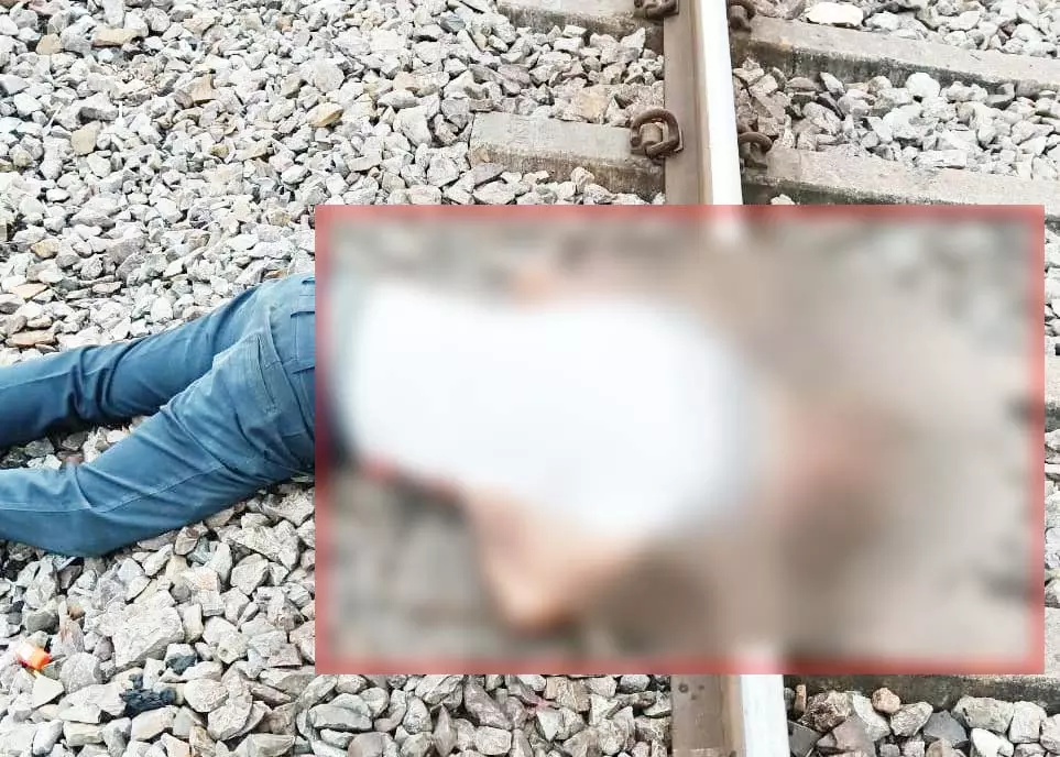 CG: डोंगरगढ़ ट्रस्ट कर्मचारी ने ट्रेन के सामने कूदकर दी जान CG: डोंगरगढ़ ट्रस्ट कर्मचारी ने ट्रेन के सामने कूदकर दी जान