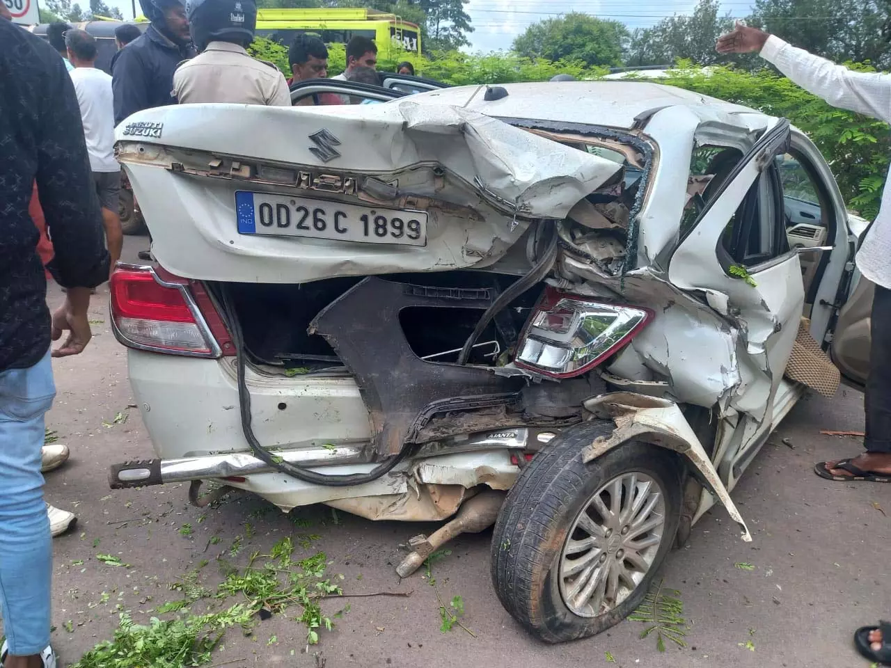 Raipur Breaking: तेज रफ्तार कारों से भिड़ी एम्बुलेंस, दो महिलाएं गंभीर घायल Raipur Breaking: तेज रफ्तार कारों से भिड़ी एम्बुलेंस, दो महिलाएं गंभीर घायल
