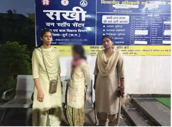 शहीद वीर नारायण सिंह की प्रतिमा पर कालिख पोतने वाली महिला गिरफ्तार शहीद वीर नारायण सिंह की प्रतिमा पर कालिख पोतने वाली महिला गिरफ्तार