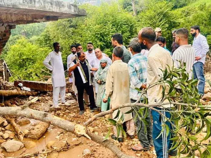 Randhawa ने स्थिति का आकलन करने के लिए बरमिनी के भूस्खलन प्रभावित क्षेत्र का दौरा किया Randhawa ने स्थिति का आकलन करने के लिए बरमिनी के भूस्खलन प्रभावित क्षेत्र का दौरा किया