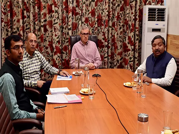CM उमर अब्दुल्ला ने जम्मू-कश्मीर में बादल फटने और अचानक आई बाढ़ से हुए नुकसान का लिया जायजा CM उमर अब्दुल्ला ने जम्मू-कश्मीर में बादल फटने और अचानक आई बाढ़ से हुए नुकसान का लिया जायजा