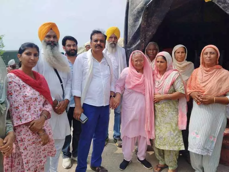 पिंगलवाड़ा समाज प्रमुख, MLA ने बाढ़ प्रभावित क्षेत्रों का दौरा किया, राहत वितरित की पिंगलवाड़ा समाज प्रमुख, MLA ने बाढ़ प्रभावित क्षेत्रों का दौरा किया, राहत वितरित की