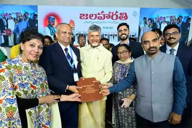 Kuppam: विकास के लिए चंद्रबाबू के नेतृत्व में 6 समझौते हुए साइन Kuppam: विकास के लिए चंद्रबाबू के नेतृत्व में 6 समझौते हुए साइन
