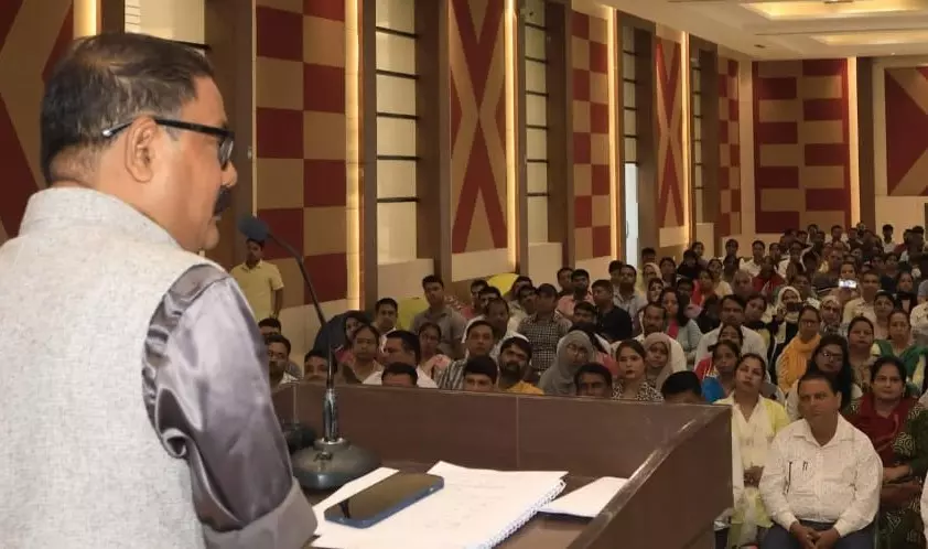 Bareilly: पंचायत वोटर लिस्ट कार्य में ईमानदारी बनाए रखें: डीएम अविनाश सिंह Bareilly: पंचायत वोटर लिस्ट कार्य में ईमानदारी बनाए रखें: डीएम अविनाश सिंह