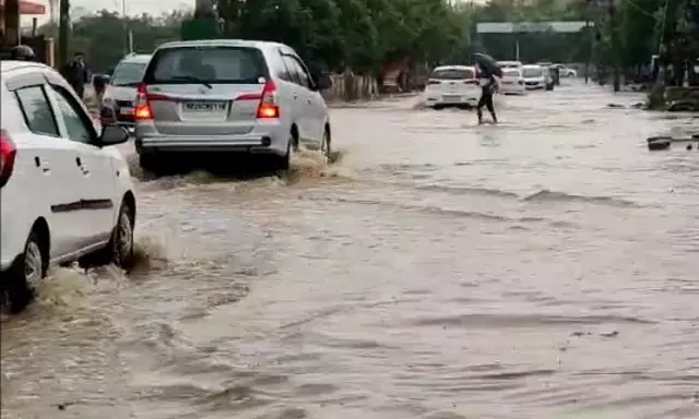Bareilly: बारिश ने खोली प्रशासन की दावों की पोल Bareilly: बारिश ने खोली प्रशासन की दावों की पोल