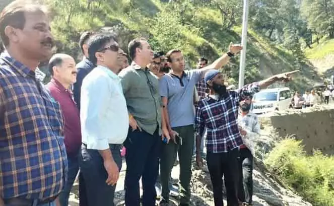 KISHTWAR: विपक्ष के नेता ने बादल फटने से प्रभावित स्थल का दौरा किया KISHTWAR: विपक्ष के नेता ने बादल फटने से प्रभावित स्थल का दौरा किया
