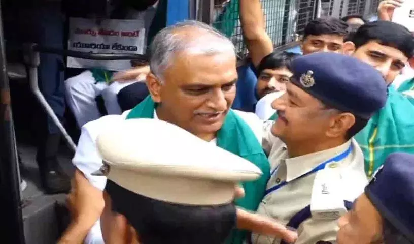 क्या रेवंत पेट्रोल के पैसे दे रहा है? Harish Rao का पुलिस से सीधा सवाल क्या रेवंत पेट्रोल के पैसे दे रहा है? Harish Rao का पुलिस से सीधा सवाल