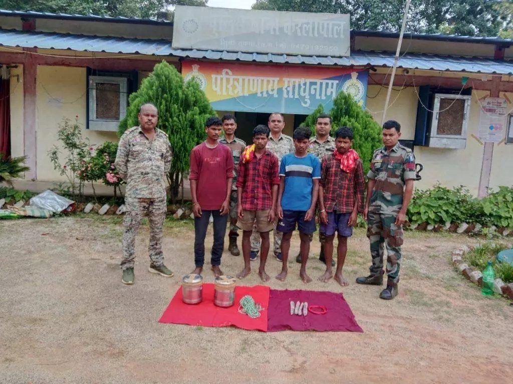 टिफिन बम लगाते 4 नक्सली गिरफ्तार, इनामी जनमिलिशिया कमांडर भी शामिल टिफिन बम लगाते 4 नक्सली गिरफ्तार, इनामी जनमिलिशिया कमांडर भी शामिल