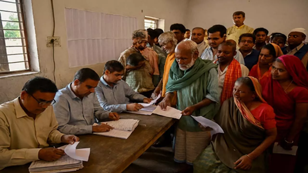 बिहार में 2 लाख से अधिक मतदाताओं ने आपत्तियां दर्ज कराईं बिहार में 2 लाख से अधिक मतदाताओं ने आपत्तियां दर्ज कराईं