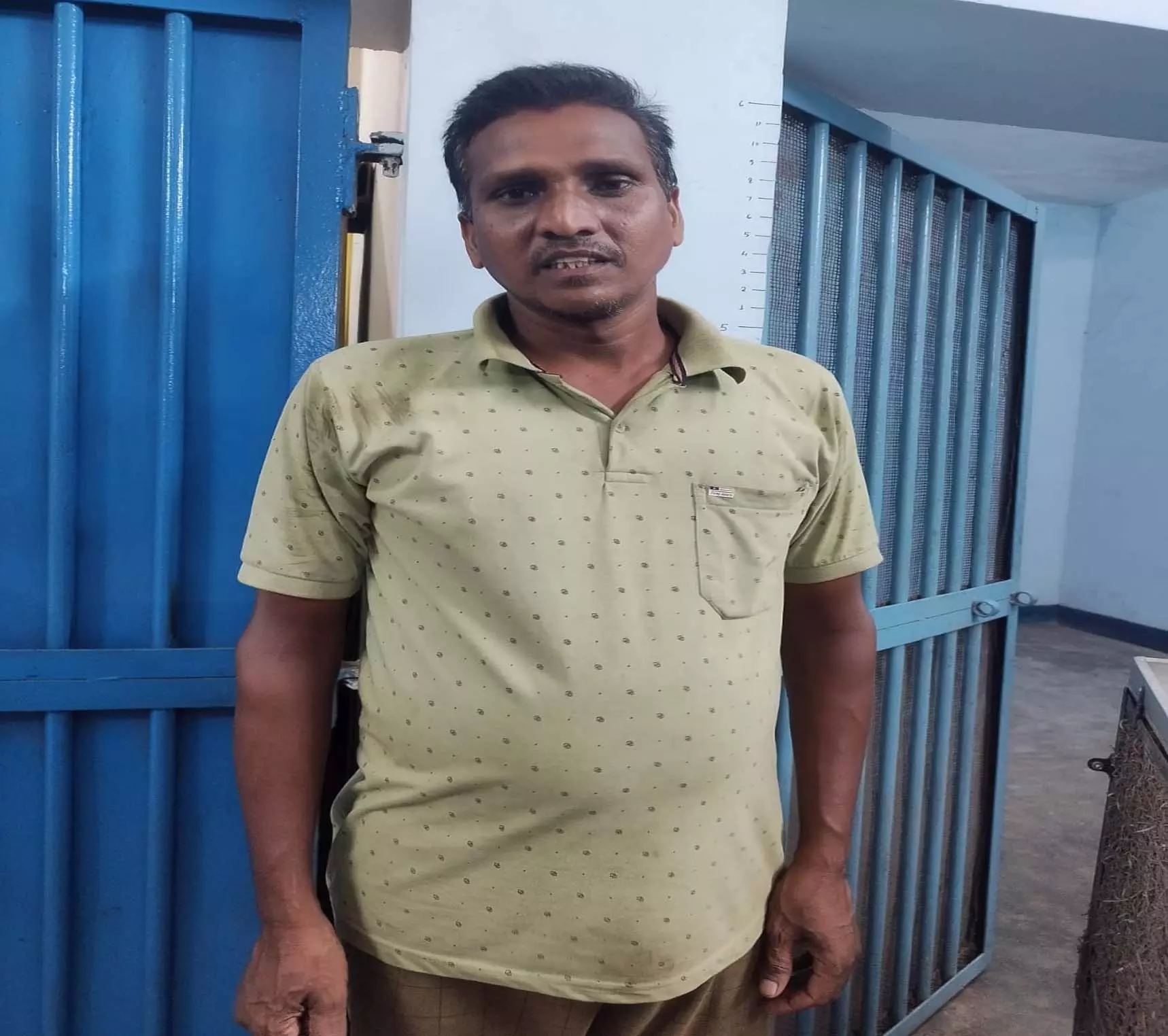 स्कूटी पर शराब ले जाते कोतरारोड़ पुलिस के हत्थे चढ़ा, शराब तस्कर गिरफ्तार स्कूटी पर शराब ले जाते कोतरारोड़ पुलिस के हत्थे चढ़ा, शराब तस्कर गिरफ्तार