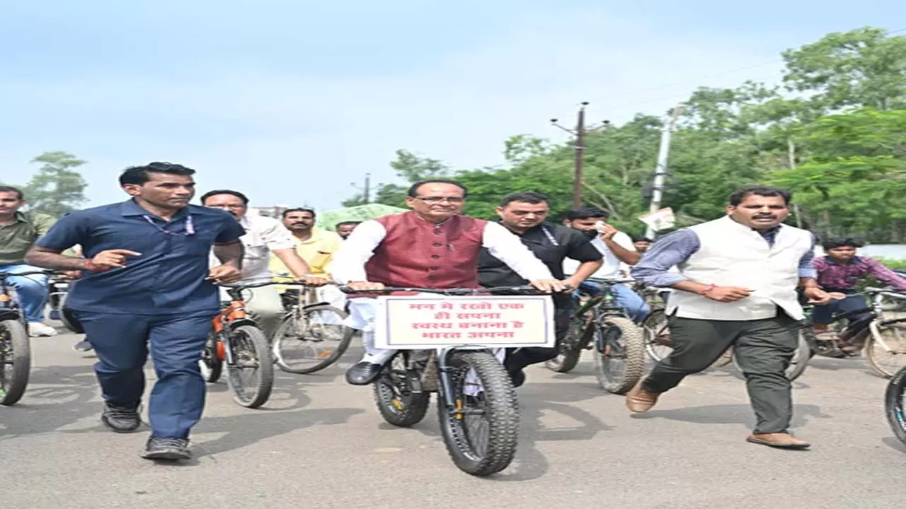 शिवराज सिंह चौहान ने दो किमी तक चलाई साइकिल, भारत को स्वस्थ बनाने का दिया संदेश शिवराज सिंह चौहान ने दो किमी तक चलाई साइकिल, भारत को स्वस्थ बनाने का दिया संदेश