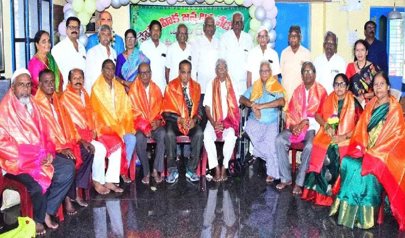 बुढ़ापा खुशी से बिताना चाहिए: Ravella Seetharamaiah बुढ़ापा खुशी से बिताना चाहिए: Ravella Seetharamaiah