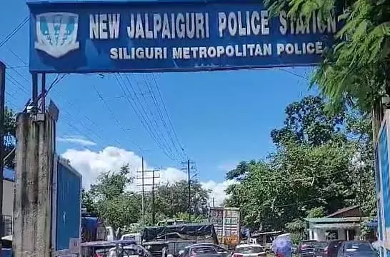 चाय की पत्तियां चुराने के आरोप में नागरिक स्वयंसेवक गिरफ्तार चाय की पत्तियां चुराने के आरोप में नागरिक स्वयंसेवक गिरफ्तार