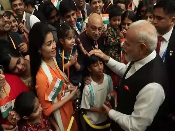 SCO शिखर सम्मेलन से पहले तियानजिन में भारतीय प्रवासियों ने प्रधानमंत्री मोदी का बड़े उत्साह से किया स्वागत SCO शिखर सम्मेलन से पहले तियानजिन में भारतीय प्रवासियों ने प्रधानमंत्री मोदी का बड़े उत्साह से किया स्वागत
