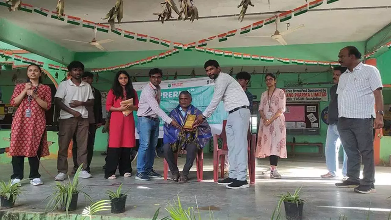 हैदराबाद में एमएलआरआईटी ने ज़ेडपीएचएस डुंडिगल में ‘प्रेरणा’ कार्यक्रम आयोजित किया हैदराबाद में एमएलआरआईटी ने ज़ेडपीएचएस डुंडिगल में ‘प्रेरणा’ कार्यक्रम आयोजित किया