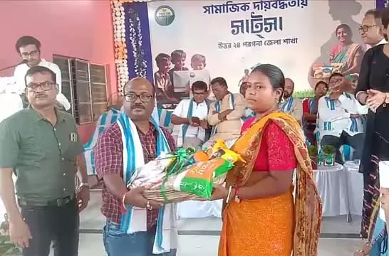 Satsa सुंदरबन में गर्भवती माताओं और बच्चों के साथ खड़ा Satsa सुंदरबन में गर्भवती माताओं और बच्चों के साथ खड़ा