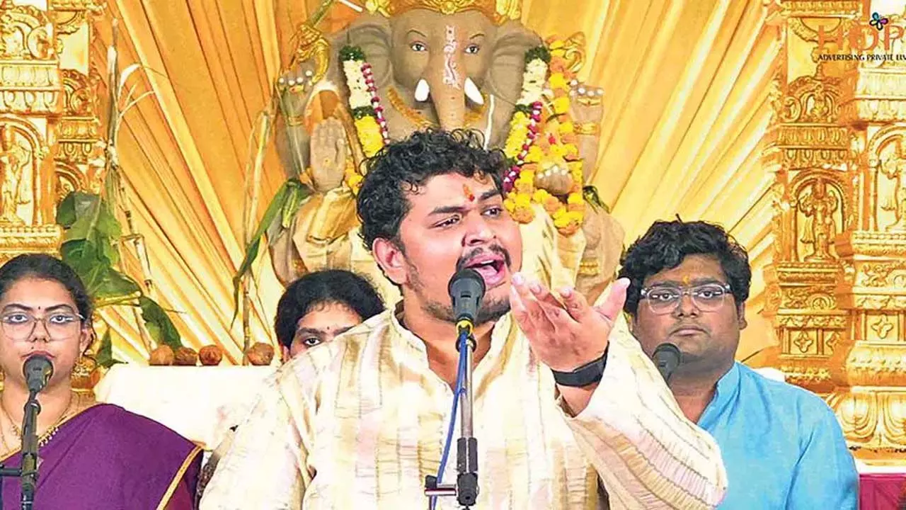 गणेश उत्सव में हुई भव्य नाम संकीर्तन, JS Sriram और टीम ने मंत्रमुग्ध किया दर्शकों को गणेश उत्सव में हुई भव्य नाम संकीर्तन, JS Sriram और टीम ने मंत्रमुग्ध किया दर्शकों को