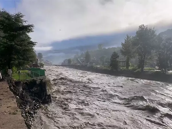 हिमाचल प्रदेश में मृतकों की संख्या बढ़कर 317 हुई, 557 सड़कें और 223 जलापूर्ति सुविधाएं बाधित: SDMA हिमाचल प्रदेश में मृतकों की संख्या बढ़कर 317 हुई, 557 सड़कें और 223 जलापूर्ति सुविधाएं बाधित: SDMA