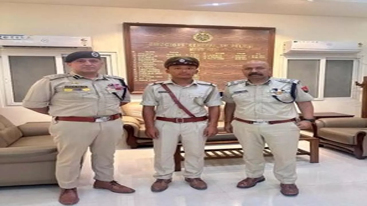 मणिपुर पुलिस ने ऑपरेशन सिंदूर में शहीद हुए बीएसएफ कांस्टेबल के भाई को दी नौकरी मणिपुर पुलिस ने ऑपरेशन सिंदूर में शहीद हुए बीएसएफ कांस्टेबल के भाई को दी नौकरी