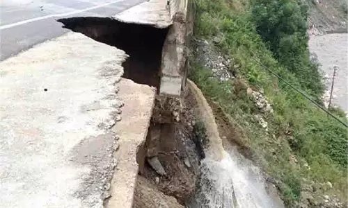 Mandi :फोरलेन पर 9 मील के पास धंसी सड़क Mandi :फोरलेन पर 9 मील के पास धंसी सड़क