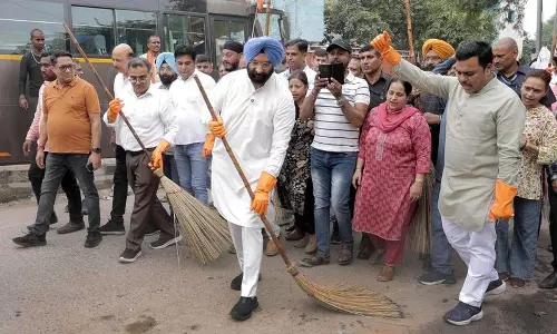 सिरसा ने महिला हॉकी लीग शुरू की, राजौरी गार्डन में चलाया स्वच्छता अभियान