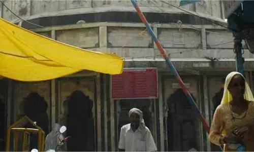 Delhi: कालका जी मंदिर में श्रद्धालु से झगड़े में पुजारी की मौत, इलाके में तनाव Delhi: कालका जी मंदिर में श्रद्धालु से झगड़े में पुजारी की मौत, इलाके में तनाव