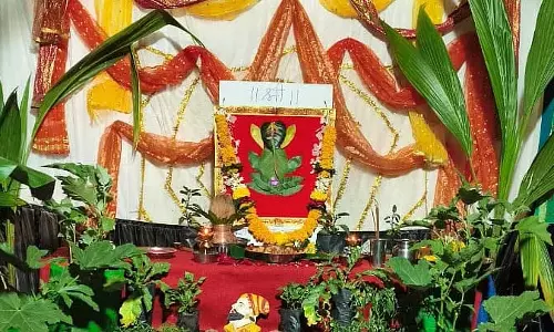 पर्यावरण-अनुकूल गणेशोत्सव: लातूर शेल्टर होम ने पत्तों से बनाई गणेश प्रतिमा