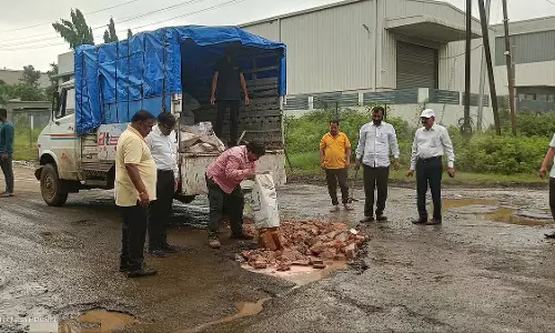 नासिक जिला परिवहन संघ ने अंबड MIDC क्षेत्र में गड्ढे भरने की पहल की