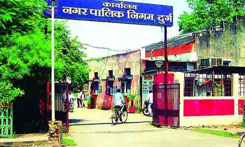 निगम कार्य में लगे ठेकेदारों के खिलाफ एक्शन में मेयर निगम कार्य में लगे ठेकेदारों के खिलाफ एक्शन में मेयर