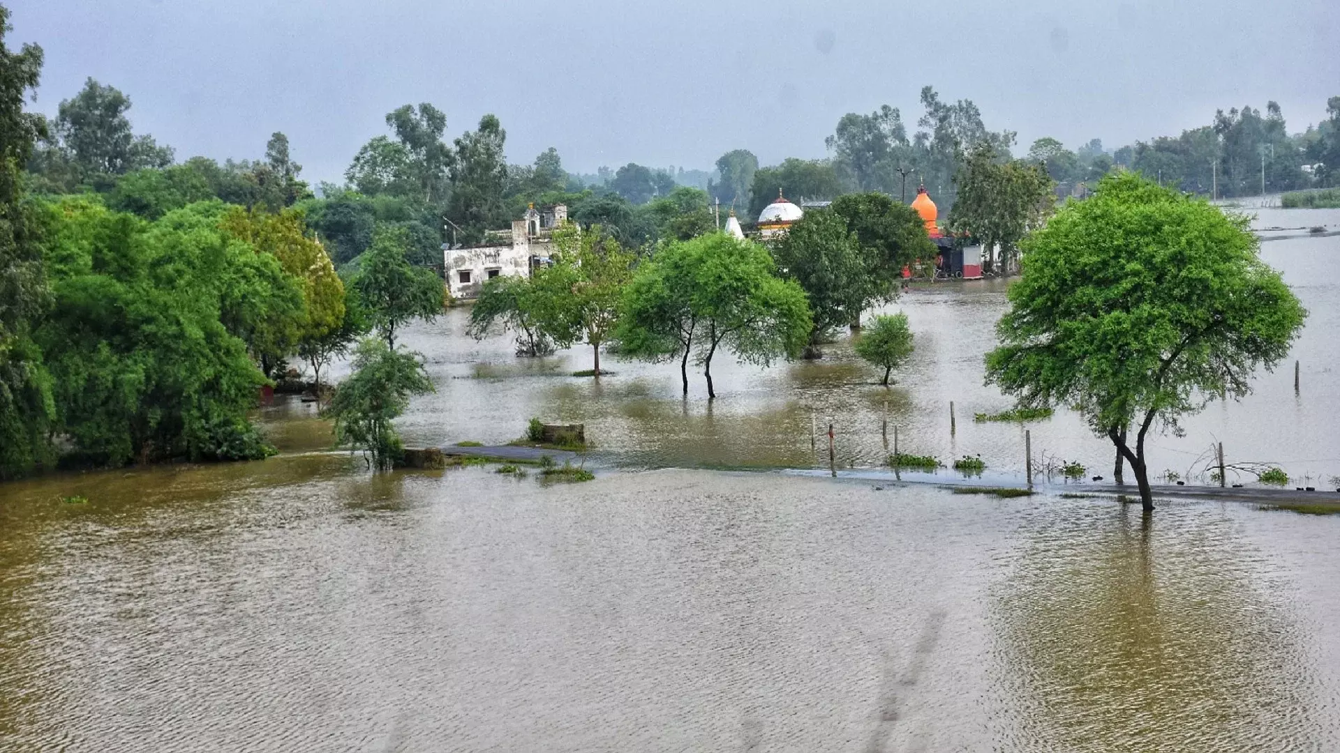 Lucknow: जिलों में बाढ़ का असर, अभियान प्रभावित