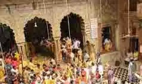 Mathura: कुर्सियों पर बैठकर ठाकुरजी के दर्शन कर रहे हैं वीआईपी, कोर्ट ने मंदिर प्रबंधन को भेजा नोटिस