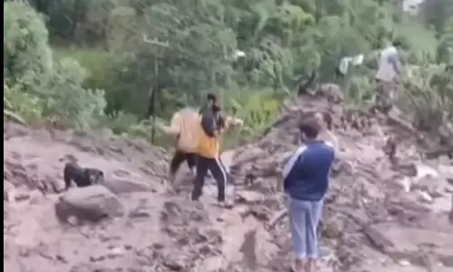 जम्मू-कश्मीर के रामबन में बादल फटने से तीन की मौत, पांच लापता जम्मू-कश्मीर के रामबन में बादल फटने से तीन की मौत, पांच लापता
