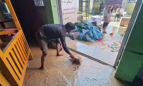 जम्मू-कश्मीर में बादल फटने और भूस्खलन से पांच बच्चों समेत 11 लोगों की मौत जम्मू-कश्मीर में बादल फटने और भूस्खलन से पांच बच्चों समेत 11 लोगों की मौत