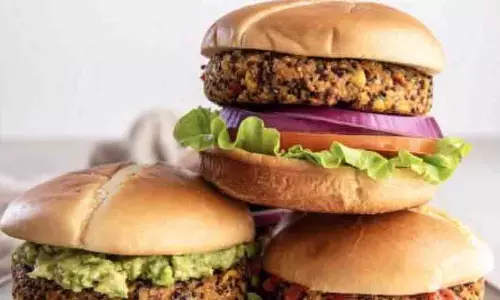 Veg Burger: सबको लुभाता है इसका स्वाद