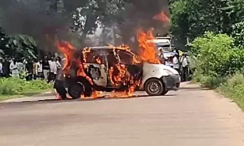 Mp News: चलती कार बनी आग का गोला, अफरा-तफरी