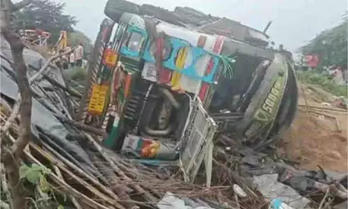 Mp News  :  कच्चे घर में घुसा तेज रफ्तार ट्रक, दंपत्ति और बच्ची की मौत