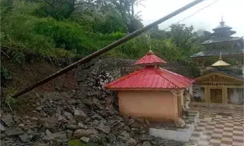 Dehradun: बारिश से तबाही मंदिर की सुरक्षा दीवार गिरी, मची अफरा-तफरी Dehradun: बारिश से तबाही मंदिर की सुरक्षा दीवार गिरी, मची अफरा-तफरी