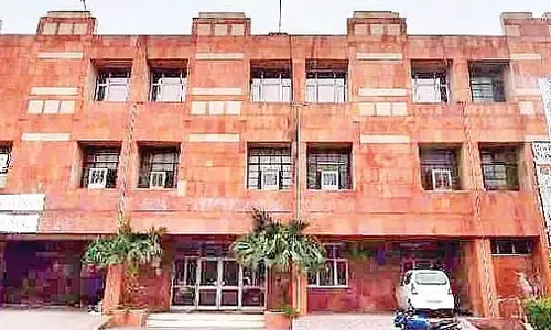 सहायक प्रोफेसर की बर्खास्तगी के खिलाफ JNU छात्रों की रैली सहायक प्रोफेसर की बर्खास्तगी के खिलाफ JNU छात्रों की रैली