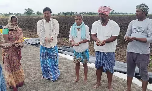 Lakshmeshwar : एक खाद्य आपूर्तिकर्ता अपनी फसल की कीमत में गिरावट से चिंतित