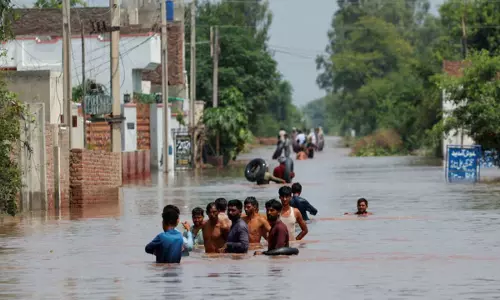 तटबंध टूटे, लाखों लोग प्रभावित, Pakistan में दशकों की सबसे भीषण बाढ़