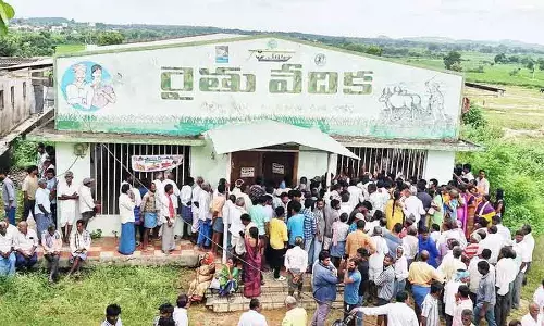 यूरिया आपूर्ति में केंद्र के भेदभाव से Telangana में आक्रोश यूरिया आपूर्ति में केंद्र के भेदभाव से Telangana में आक्रोश