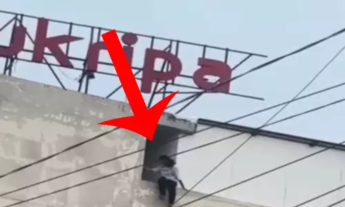 LIVE वीडियो...छात्रा ने ऊंची इमारत से कूदकर आत्महत्या करने की कोशिश की, लेकिन...