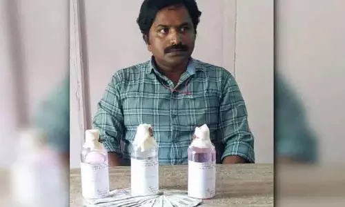 Karimnagar के ग्रामीणों ने पंचायत सचिव के एसीबी ट्रैप का जश्न मनाया Karimnagar के ग्रामीणों ने पंचायत सचिव के एसीबी ट्रैप का जश्न मनाया