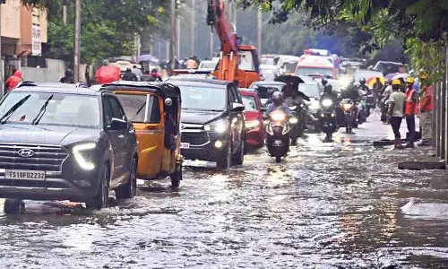 शाम की बारिश से Hyderabad में यातायात अस्त-व्यस्त हो गया
