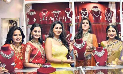 एशिया ज्वेल्स शो 2025 शीर्ष डिजाइनरों के साथ Hyderabad में शुरू हुआ एशिया ज्वेल्स शो 2025 शीर्ष डिजाइनरों के साथ Hyderabad में शुरू हुआ