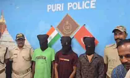 Puri: ड्रग्स और नकदी के साथ तीन तस्कर पकड़े गए Puri: ड्रग्स और नकदी के साथ तीन तस्कर पकड़े गए