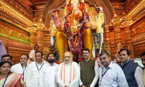 केंद्रीय गृहमंत्री अमित शाह ने मुंबई में लालबाग के राजा के दर्शन किए केंद्रीय गृहमंत्री अमित शाह ने मुंबई में लालबाग के राजा के दर्शन किए