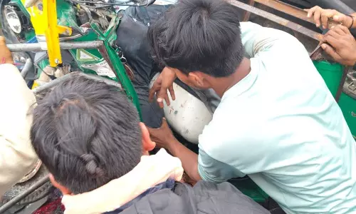 झज्जर में ऑटो-कार की टक्कर में एक ही परिवार के तीन लोगों की मौत झज्जर में ऑटो-कार की टक्कर में एक ही परिवार के तीन लोगों की मौत