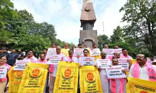 BRS ने गन पार्क में खाली यूरिया बैग के साथ किया प्रदर्शन BRS ने गन पार्क में खाली यूरिया बैग के साथ किया प्रदर्शन