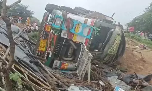 MP : एक तेज रफ्तार ट्रक ने दंपत्ति और 6 साल के बच्चे को उनकी झोपड़ी में टक्कर मार दी
